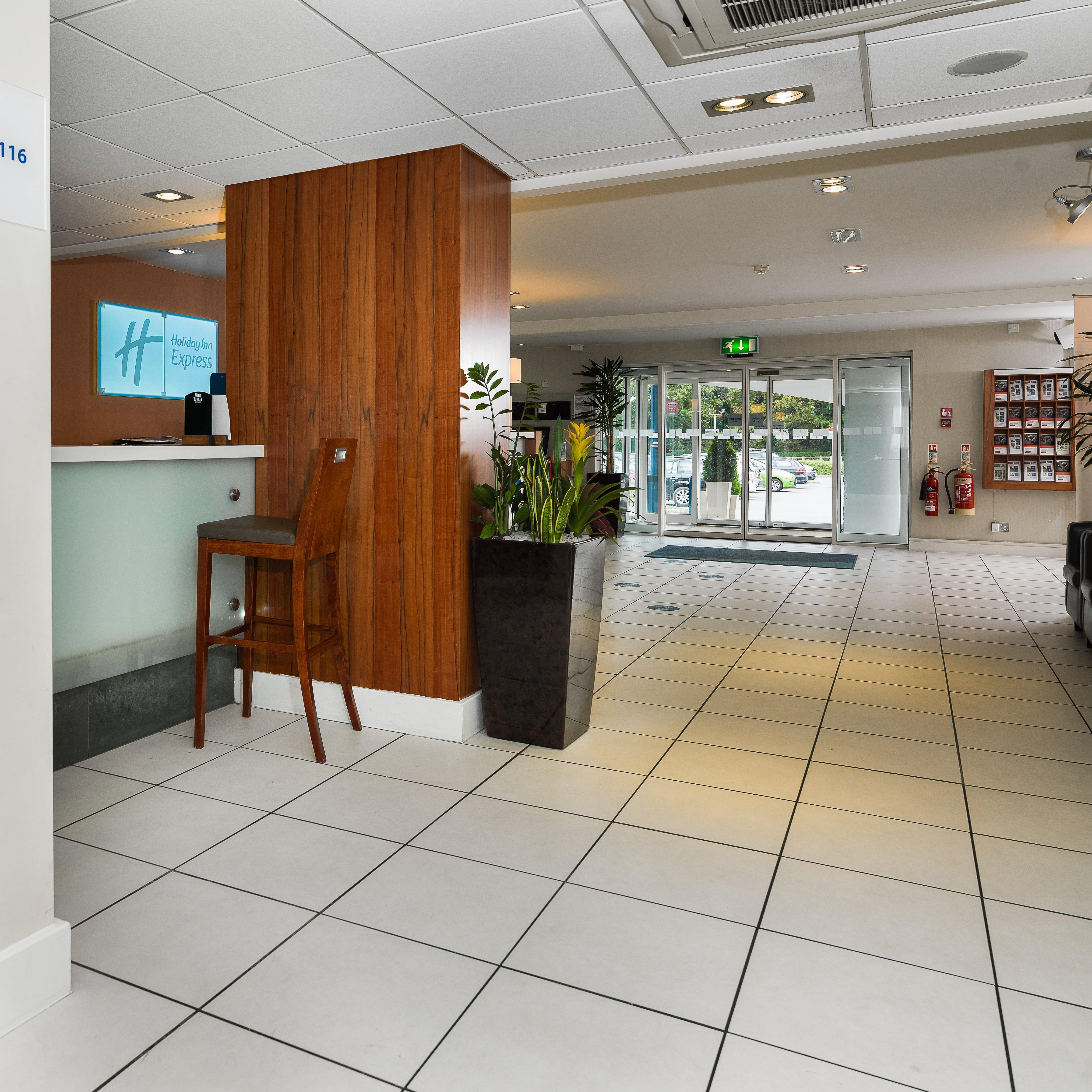 Holiday Inn Express London Gatwick Crawley, An Ihg Hotel Eksteriør billede