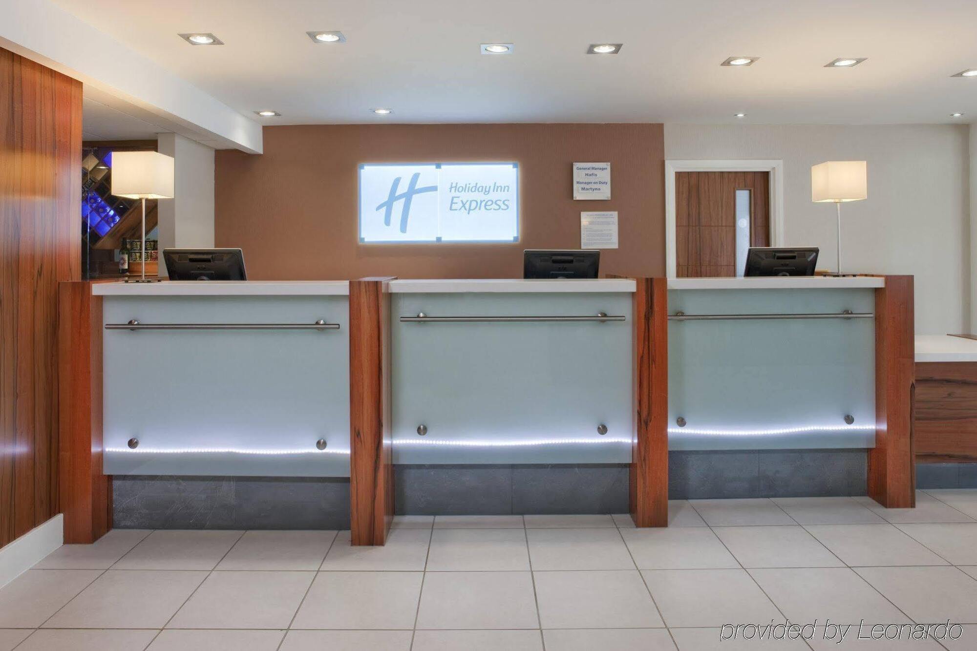 Holiday Inn Express London Gatwick Crawley, An Ihg Hotel Eksteriør billede